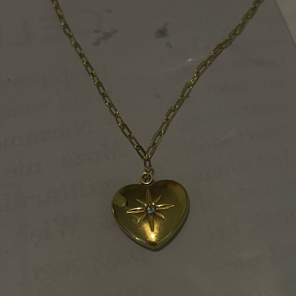 Heart pendant necklace